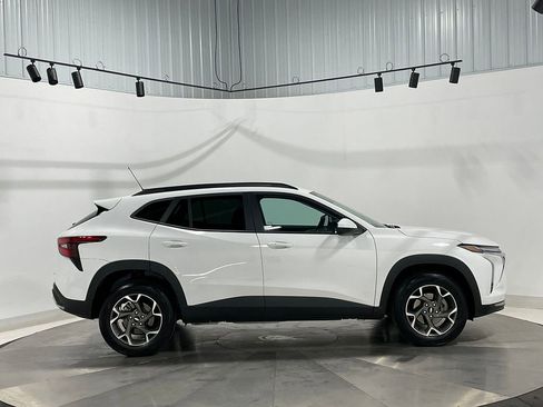 Used 2025 Chevrolet Trax LT w/ LT Convenience Package FWD image 10