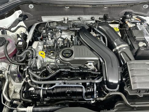 Used 2023 Volkswagen Taos SE w/ Panoramic Sunroof Package FWD image 34
