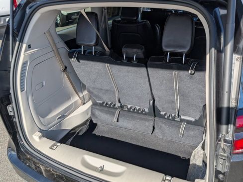 Used 2023 Chrysler Pacifica Touring-L image 10