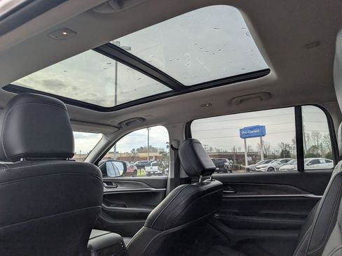 Used 2024 Jeep Grand Cherokee L Limited image 31