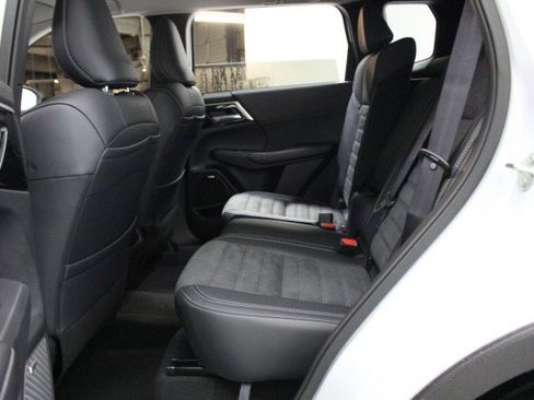 New 2025 Mitsubishi Outlander SE image 24