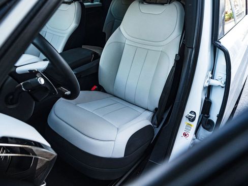 Used 2023 Land Rover Range Rover Sport SE Dynamic image 35