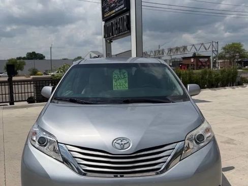Used 2015 Toyota Sienna LE FWD image 2