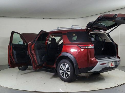 Used 2024 Nissan Pathfinder SL image 11