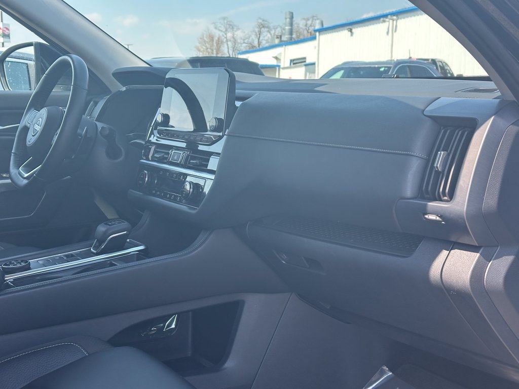 Used 2025 Nissan Pathfinder SL AWD/4WD image 18