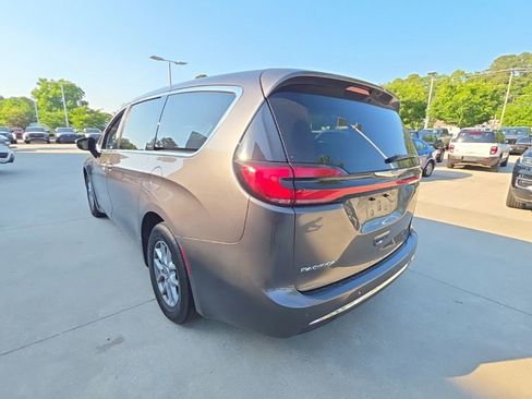Used 2023 Chrysler Pacifica Touring-L FWD image 5