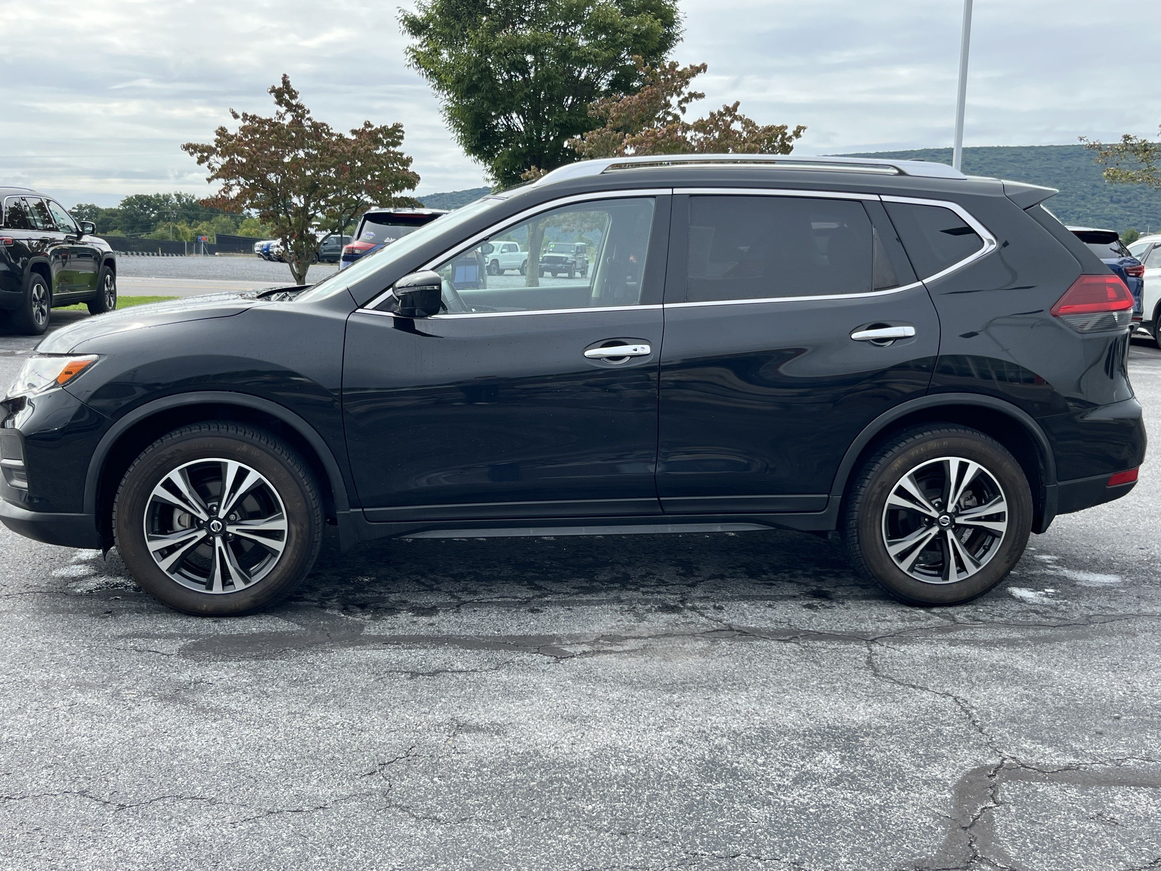 Used 2019 Nissan Rogue SV w/ Premium Package AWD/4WD image 10