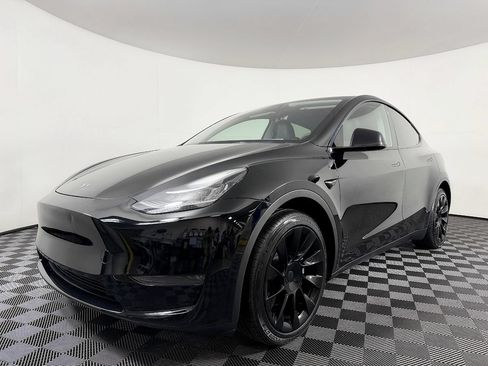Used 2023 Tesla Model Y Long Range AWD/4WD image 2