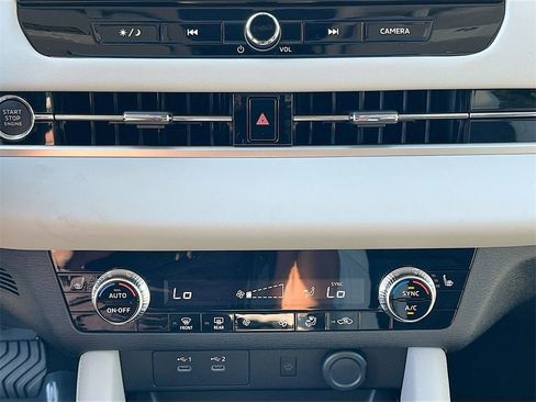 New 2025 Mitsubishi Outlander SE image 16