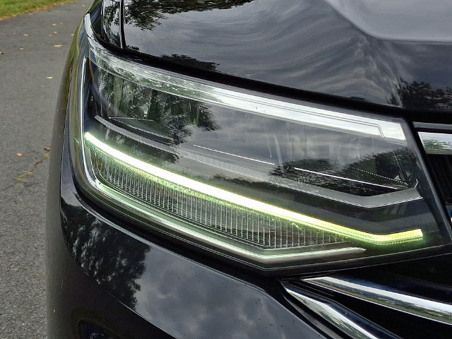 Used 2022 Volkswagen Tiguan SE AWD/4WD image 9