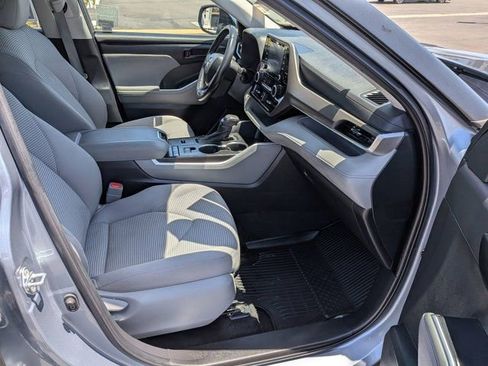 Used 2022 Toyota Highlander LE FWD image 5