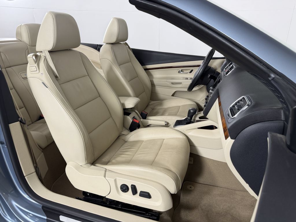 Used 2012 Volkswagen Eos Lux FWD image 25