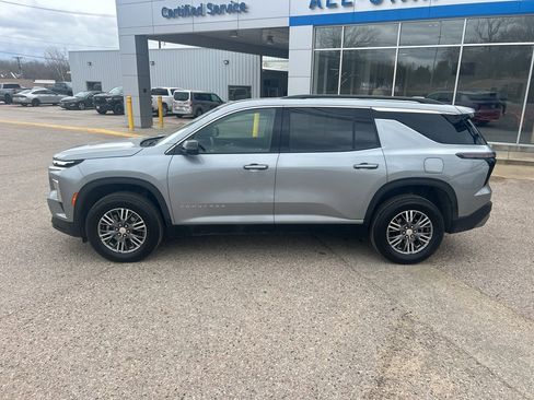 Used 2025 Chevrolet Traverse LT image 3