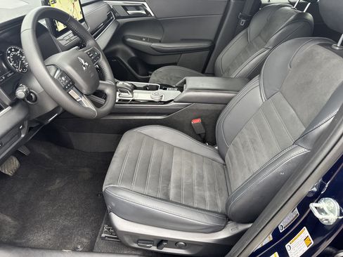 Used 2025 Mitsubishi Outlander SE image 5