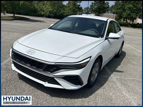 New 2026 Hyundai Elantra SE FWD image 3