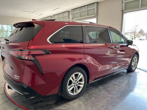 Used 2021 Toyota Sienna Limited image 8