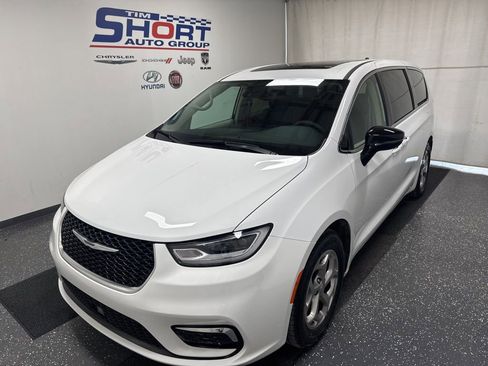 Used 2024 Chrysler Pacifica Limited w/ Uconnect Theater Family Group image 2