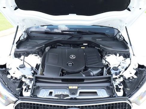Used 2025 Mercedes-Benz GLC 300 4MATIC image 11