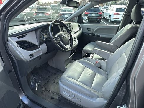 Used 2018 Toyota Sienna XLE image 10
