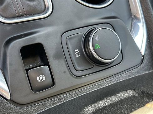 Used 2020 Chevrolet Traverse LT w/ LT Premium Package image 38