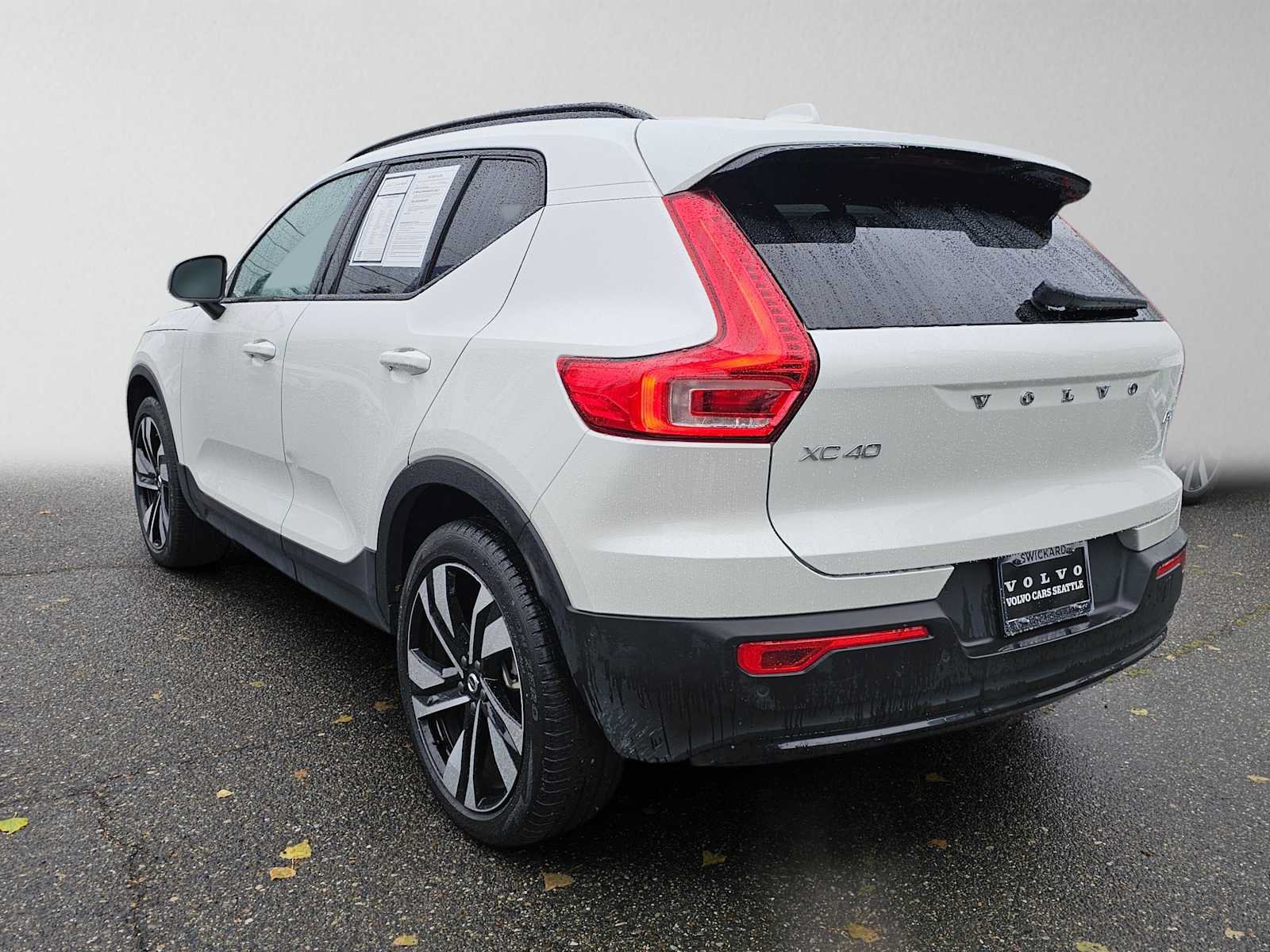Used 2024 Volvo XC40 B5 Plus w/ Protection Package Premier AWD/4WD image 5