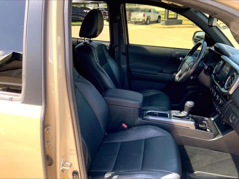 Used 2018 Toyota Tacoma TRD Sport image 9