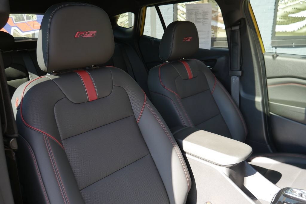 Used 2024 Chevrolet Trax RS w/ Sunroof Package FWD image 11