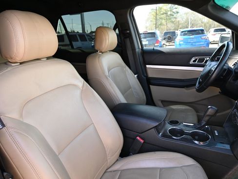 Used 2017 Ford Explorer XLT w/ Equipment Group 202A image 25