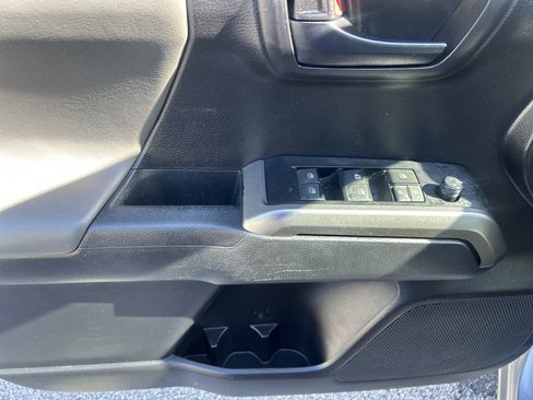 Used 2021 Toyota Tacoma SR5 RWD image 13