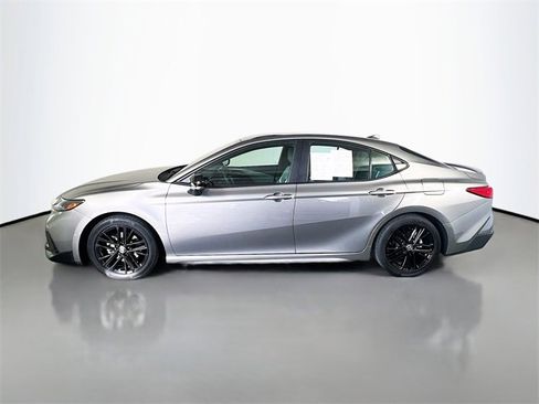 Used 2025 Toyota Camry SE image 4