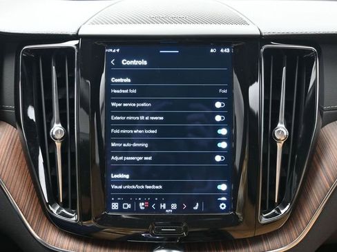 Used 2023 Volvo XC60 B5 Ultimate w/ Climate Package image 17