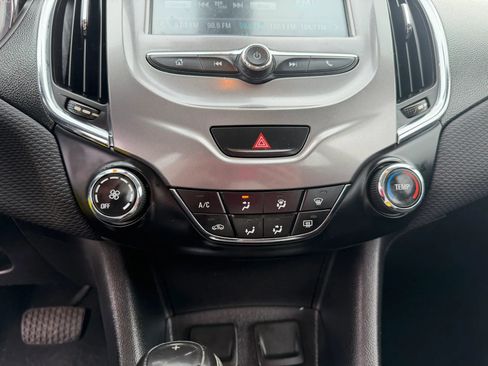 Used 2017 Chevrolet Cruze LT image 21