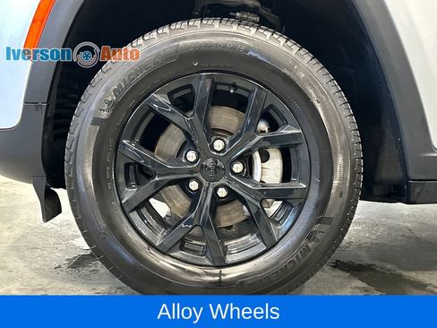 Used 2024 Jeep Grand Cherokee Altitude AWD/4WD image 12