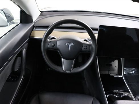 Used 2020 Tesla Model 3 Standard Range RWD image 9