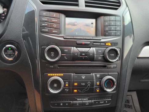 Used 2017 Ford Explorer XLT FWD image 14
