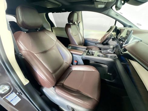 Used 2022 Toyota Sienna Platinum image 31
