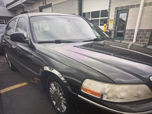 Used 2010 Lincoln Town Car Signature Limited RWD image 2