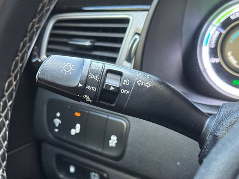 Used 2017 Kia Niro Touring FWD image 37