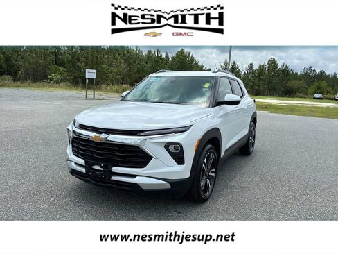 Used 2025 Chevrolet TrailBlazer LT FWD image 1