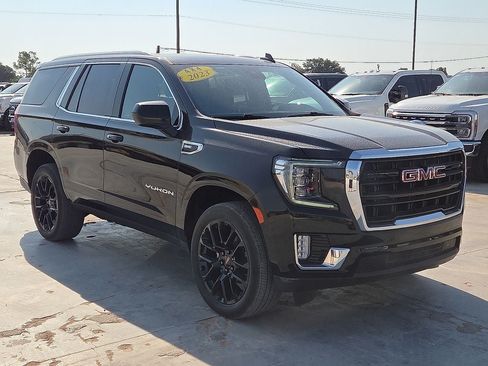 Used 2023 GMC Yukon SLE AWD/4WD image 7