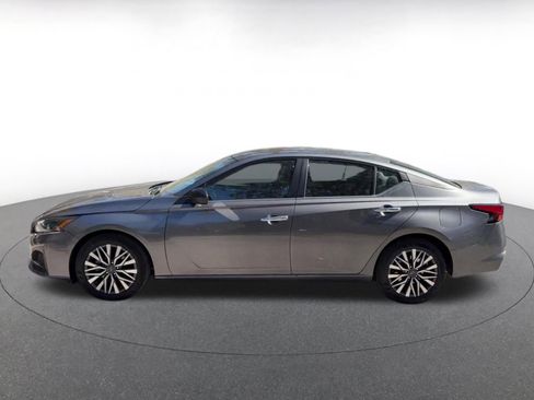 Used 2025 Nissan Altima 2.5 SV image 9