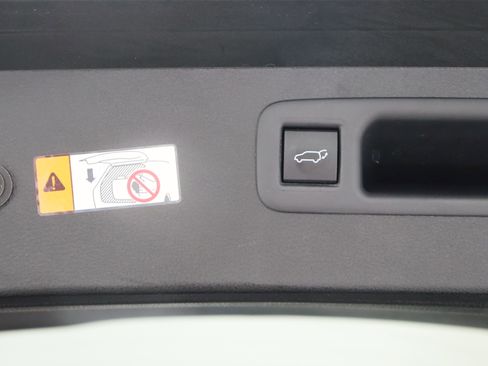 Used 2025 Toyota Highlander LE image 34