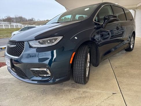 Used 2024 Chrysler Pacifica Touring-L image 11