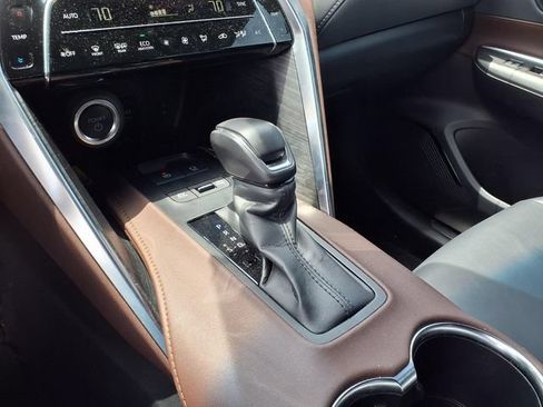 Used 2024 Toyota Venza XLE AWD/4WD image 25