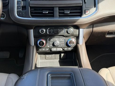 Used 2021 GMC Yukon SLT w/ SLT Luxury Plus Package image 16