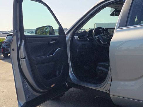 Certified 2025 Toyota Highlander XLE FWD image 23