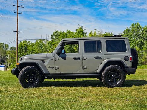 Used 2021 Jeep Wrangler Unlimited Sahara AWD/4WD image 6