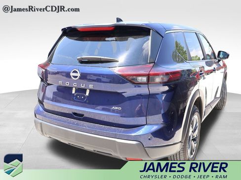 Used 2025 Nissan Rogue SV AWD/4WD image 12