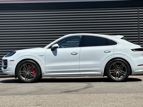 New 2025 Porsche Cayenne Turbo image 2