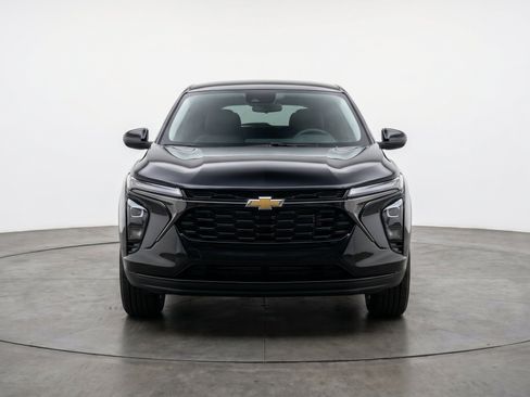 Used 2025 Chevrolet Trax LT w/ LT Convenience Package FWD image 2
